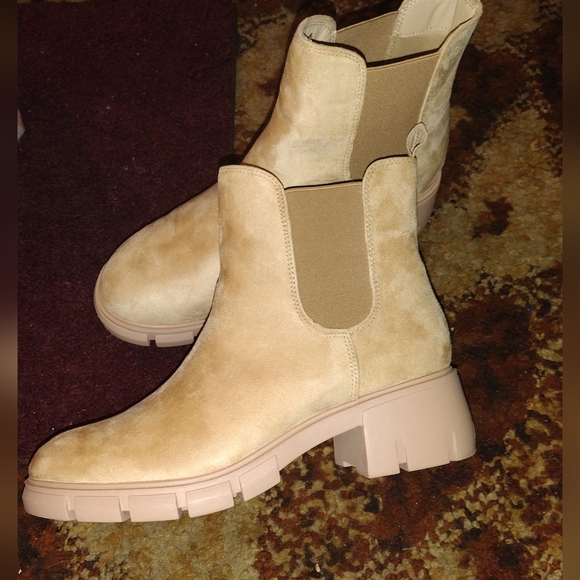 Size 8 1/2 boots - Picture 1 of 4